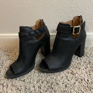 Fioni Black open toe Booties